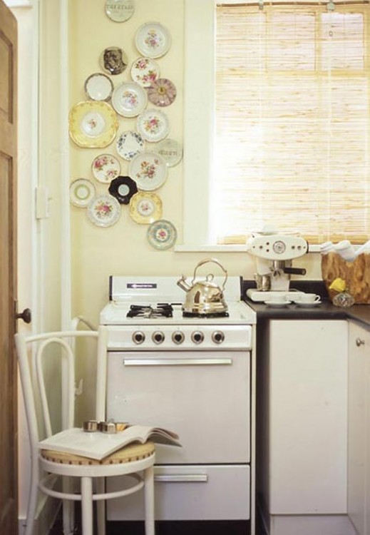 plates via canadianhouseandhome via apartmenttherapy Plate Collages (The Art of Creative Plate Hanging)