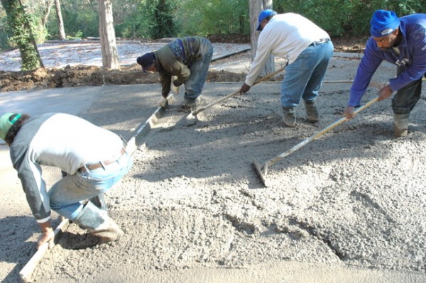 laying concrete driveway