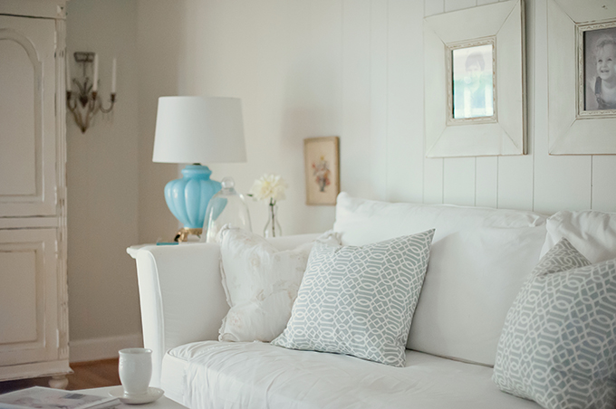 turquoise white living room