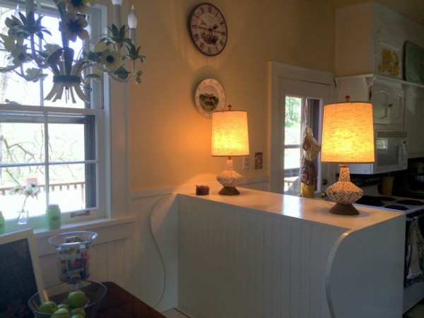 midcentury-lamps-in-kitchen