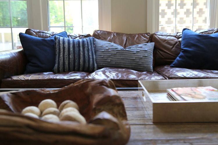 Pillows that stay 2025 on leather couch