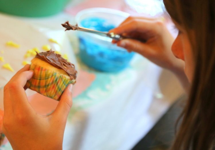 frosting cupcakes