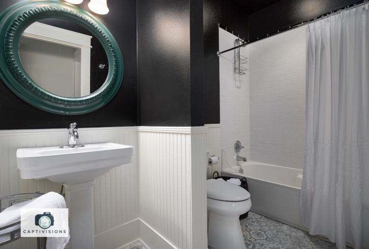 black bathroom walls in Sherwin Williams Tricorn Black SW6258